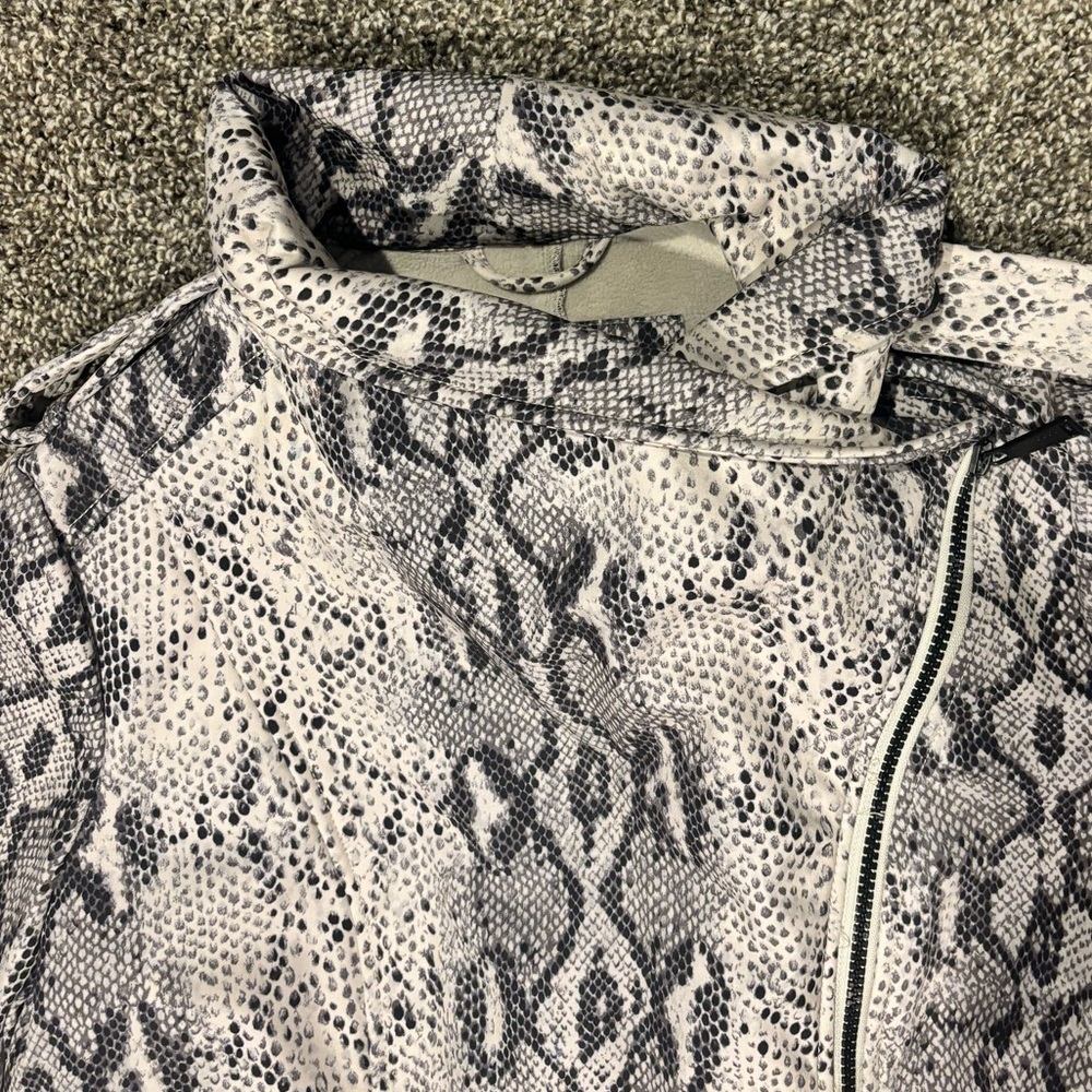 BCBGeneration lightweight Snake print trench coat… - image 5